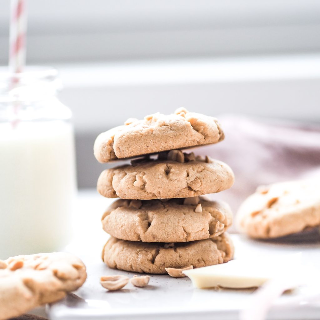 Cookies s arašídy a bílou čokoládou