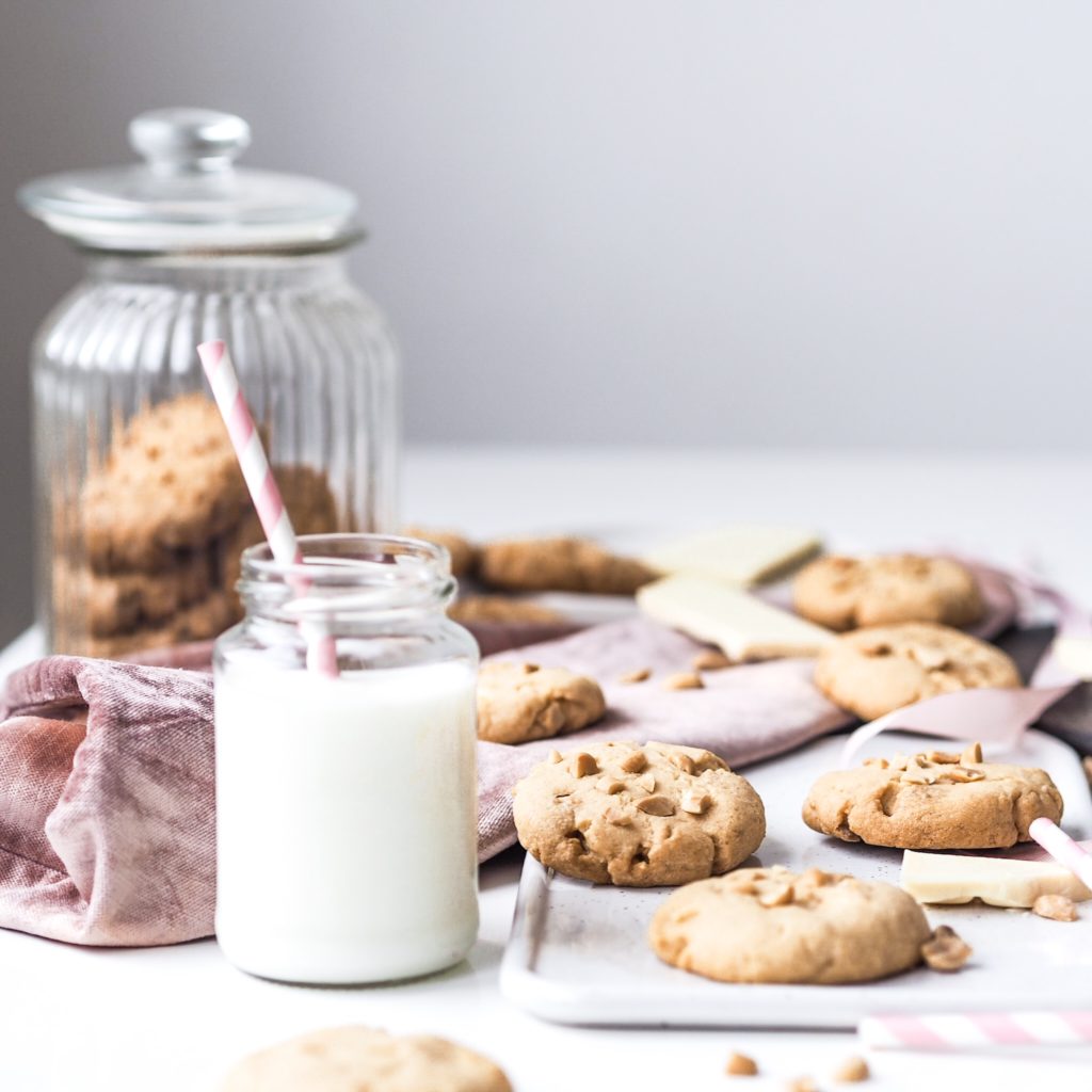 Cookies s arašídy a bílou čokoládou