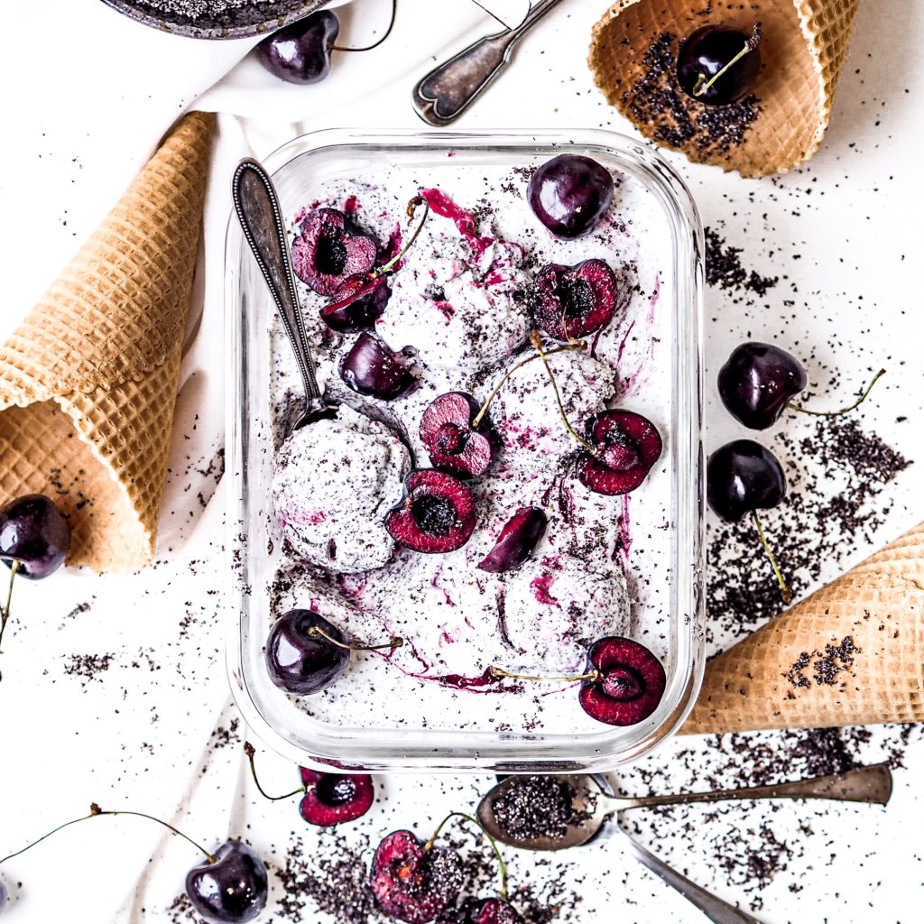 Maková zmrzlina s višněmi