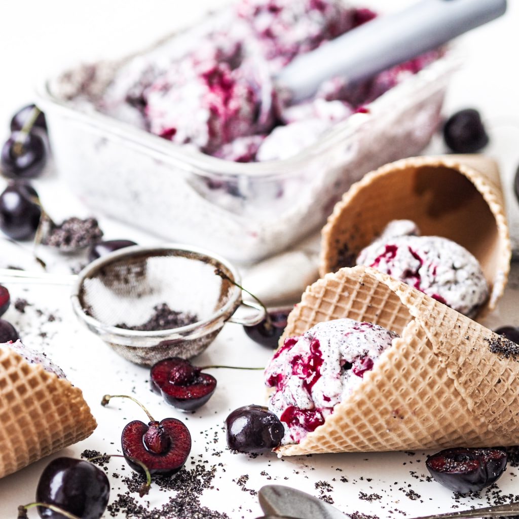 Maková zmrzlina s višněmi