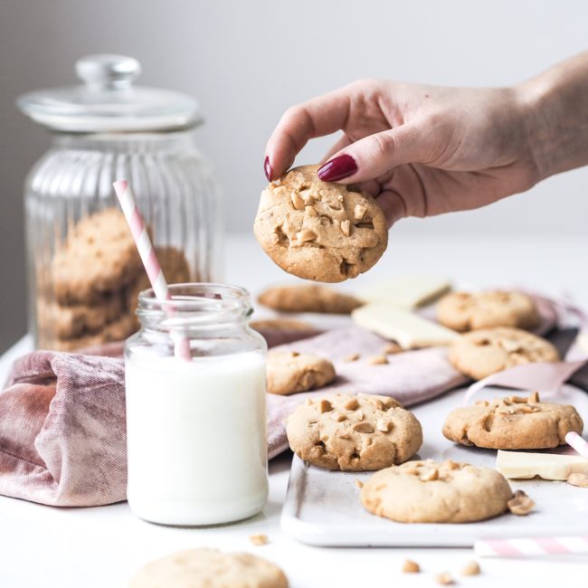 Cookies s arašídy a bílou čokoládou